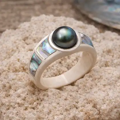 Accueil 4 Bague en os sertie de nacre avec perle noire de Tahiti
