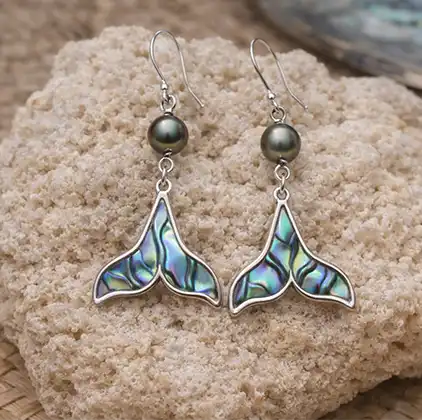 Accueil 3 Boucles d’oreilles queue de baleine en abalone et perle noire de Tahiti